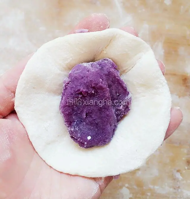 反转面片，用手托起，装紫薯馅