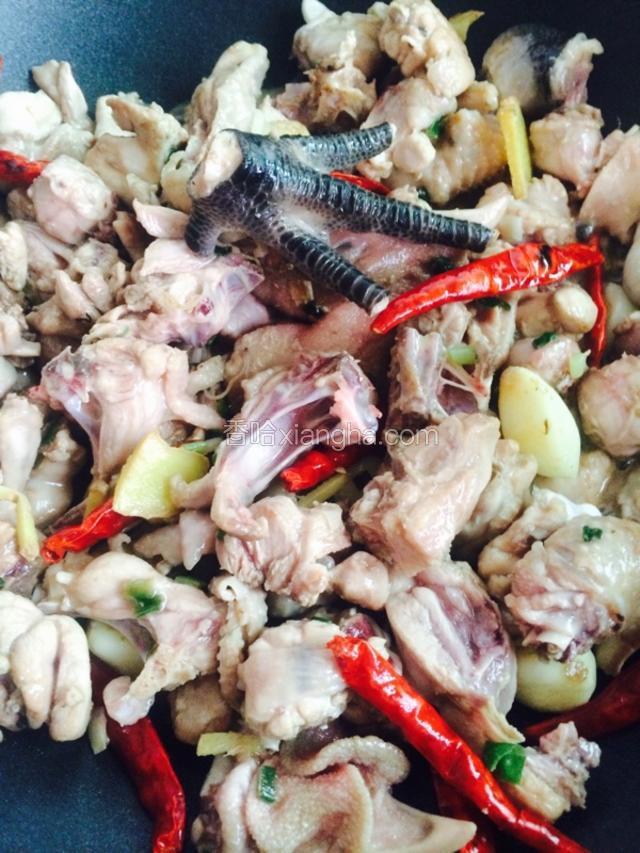 倒入鸡肉 把水分炒干 然后放入 料酒 酱油 翻炒至上色