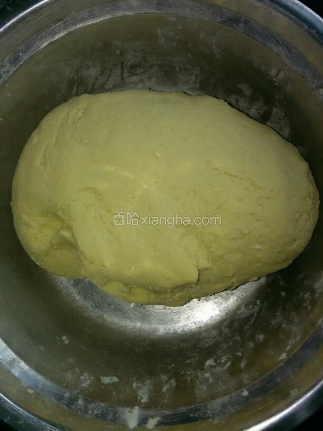 将玉米面和面粉用水，酵母调均匀