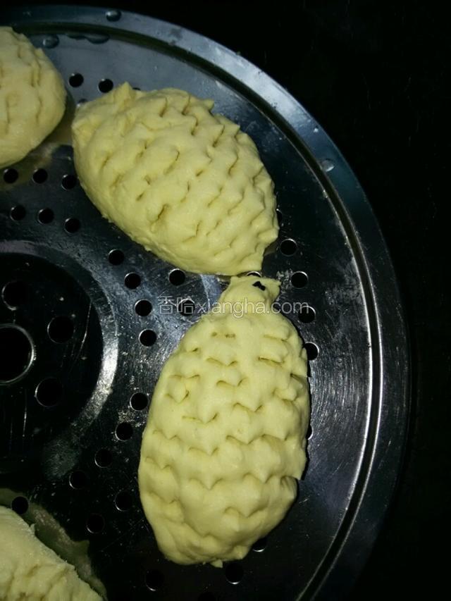 将发酵后的面团合入适当糖，将面团弄成小团，造型，蒸格上涂油，上蒸锅蒸