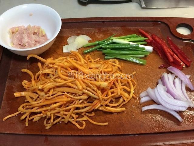 准备好所有食材。虫草花洗净摘去根部，洋葱、红椒切成丝；香葱切段，蒜头切片，待用；