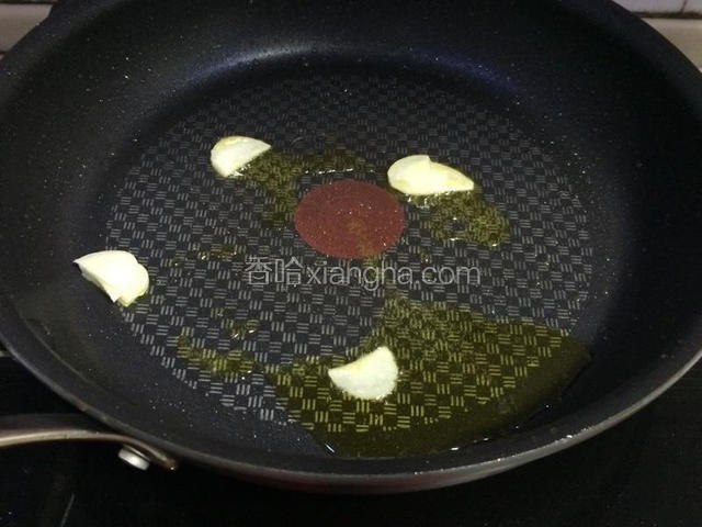 炒锅烧热，倒入适量橄榄油，投入蒜片爆香；