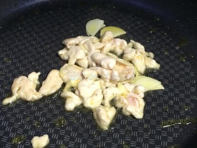 加入鸡肉丝翻炒至肉色变白；