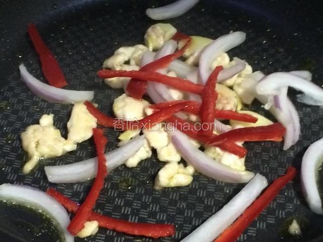 下红椒丝翻炒片刻；