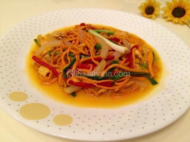 最后加入鸡精调味，翻炒均匀，即可装盘了。