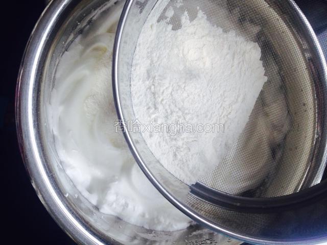 筛入混合好的低筋粉和玉米淀粉，用刮刀翻拌均匀。