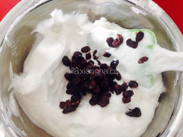 加入蜜红豆，略拌均匀即可。