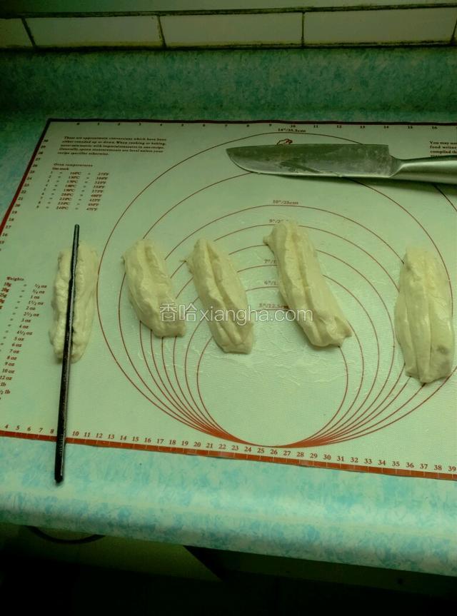 抹上油，两块叠在一起，中间用筷子竖着压一下。