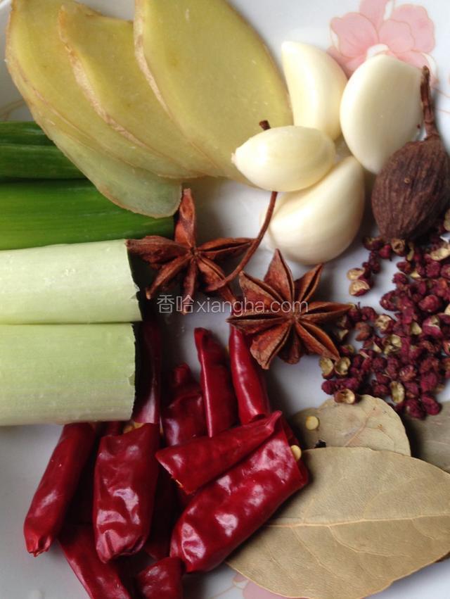 准备好辅助食材：生姜片，蒜瓣，干辣椒段，香叶，草果，八角，花椒，大葱段