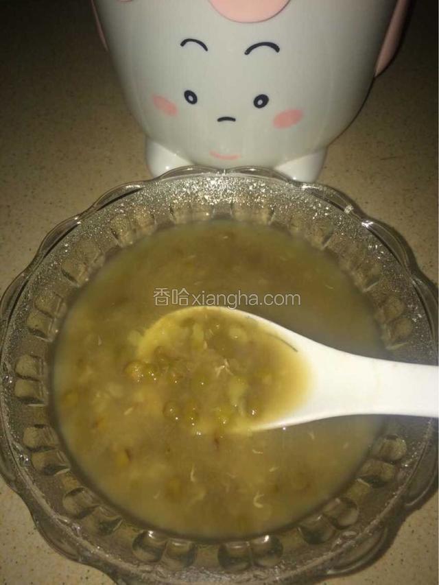 一碗清爽可口的绿豆糖水煲好