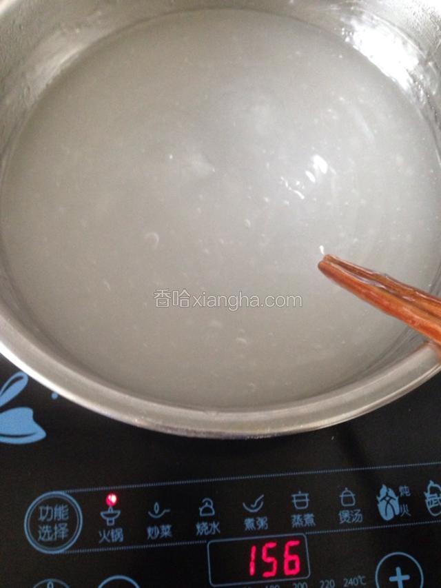 等豌豆粉的水全部倒完后，继续搅拌均匀，再煮一会儿，就可以关火了。