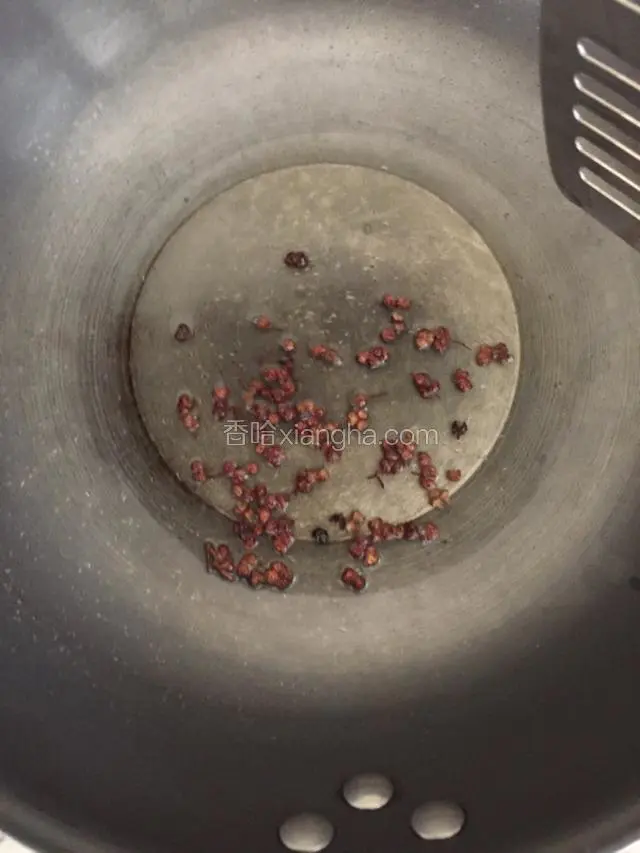 起火先炒花椒，花椒出味后，捞起花椒（直接扔了，花椒味道已在油里）