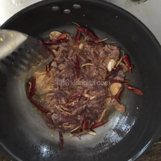 放猪肝、蒜骨、青辣椒爆炒。