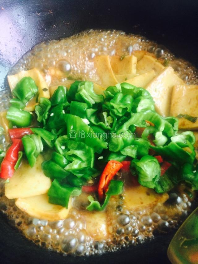 放入青红椒 翻炒