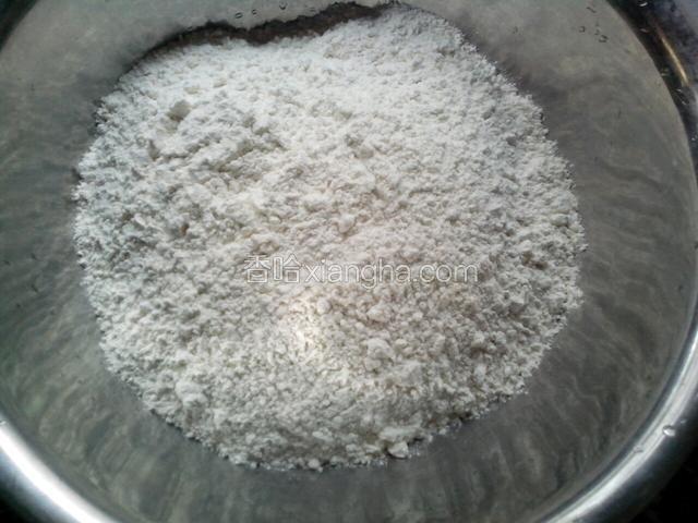面粉倒入洗干净的盆里，加入白糖拌均匀