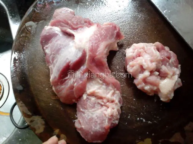 在发面的时候，把肉洗干净，剁碎