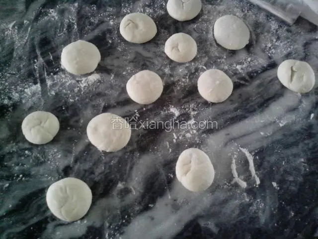 把小剂子搓成圆型
