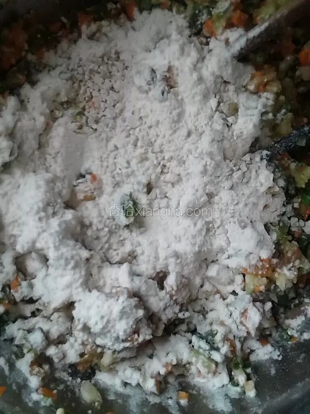 在加入面粉.绿豆面.定粉搅拌，1.1.1