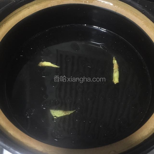 爆香后加水倒入砂锅煮开