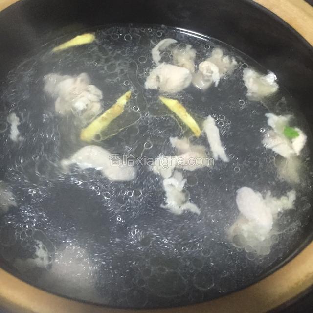 煮开水后加入瘦肉中火煮两分钟加入枸杞叶煮