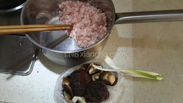 猪肉剁成沫，干香菇泡发，小葱白备好。