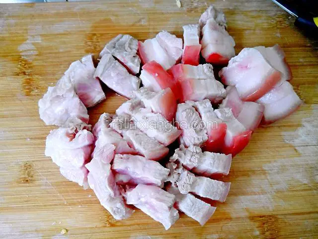 凉水焯肉，去掉浮沫，切成大小适当的块！