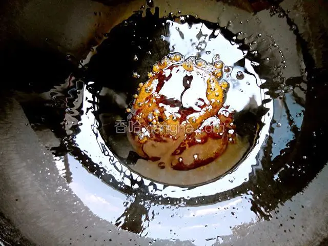 热火倒油，小火炒糖色