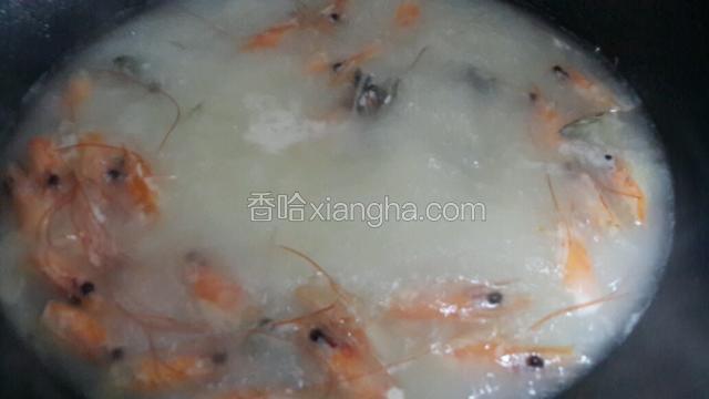 炒好后倒入开水，大火煮3分钟。