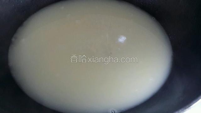 把虾头，鱼骨头去除，把汤倒入洗干净的米中，开火煮粥。