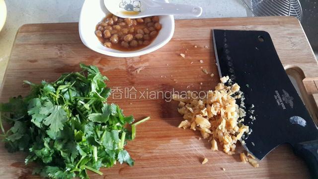 煮粥的时候准备好香菜，姜丝，冬菜，黄豆酱
