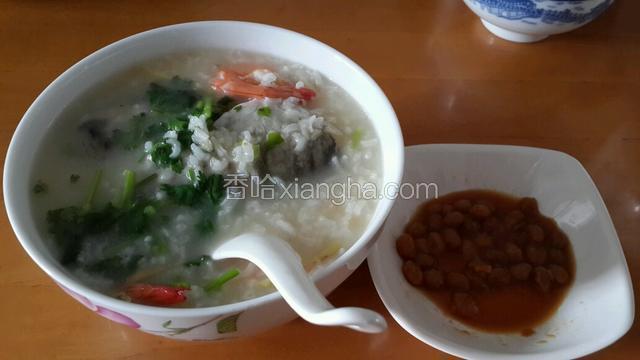 盛上一碗，虾沾黄豆酱很美味。