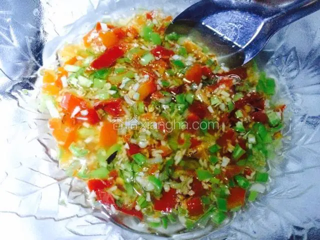 热油浇在剁椒和姜蒜葱末上，快速搅拌混合，香气很浓郁哦！再放一匙蒸鱼豉油拌匀；