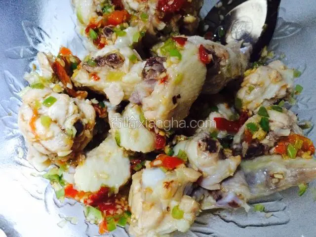 鸡块放在里面翻拌均匀，因为剁椒和蒸鱼豉油都有盐分，如果口重可考虑稍稍加一点点盐；
