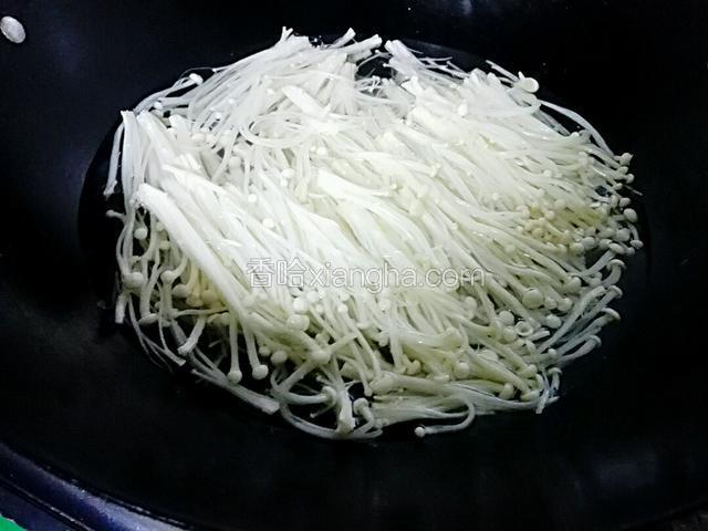 锅里烧开水放入金针菇焯下水