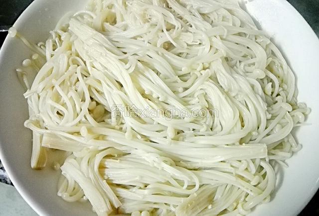 把金针菇，粉丝放入盘子里