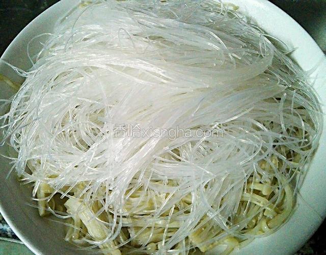 再把粉丝粉段放在金针菇上面