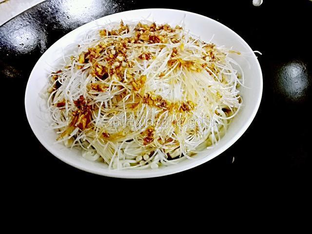 然后再把料淋在粉上面，锅中放入水，隔水蒸15分钟即可