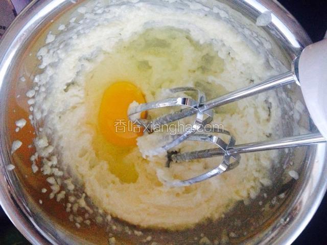 加入鸡蛋搅打均匀