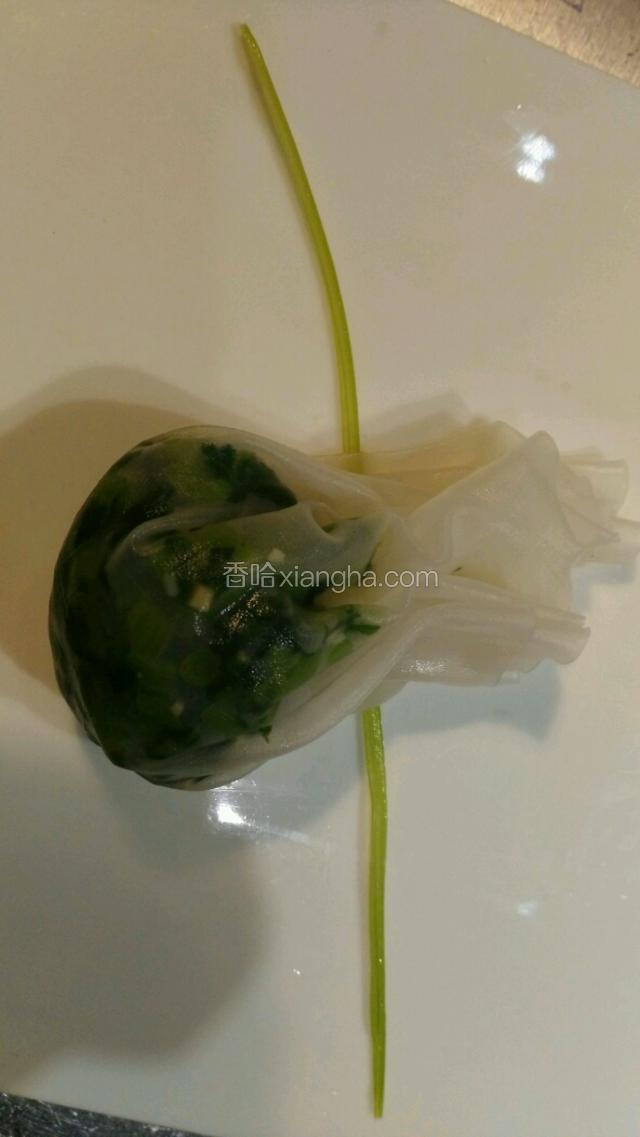 春卷皮卷起来用芹菜扎实