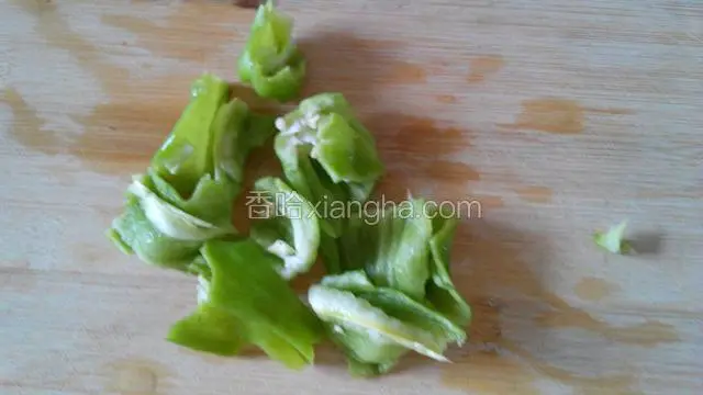 青椒洗净，用手掰成小块