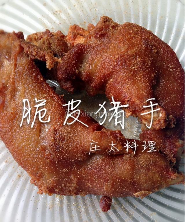 在饭店里吃都是这样大块的香炸猪手，感觉大块的啃起来比较有感觉，所以我也做了一部分大块的猪手。