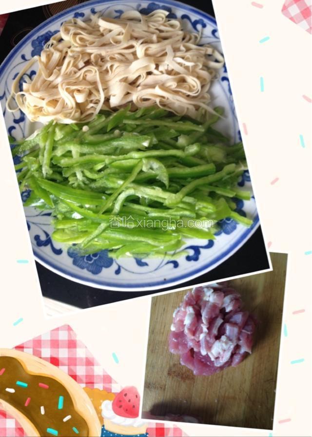 准备食材洗净，青椒，千张，肉切丝