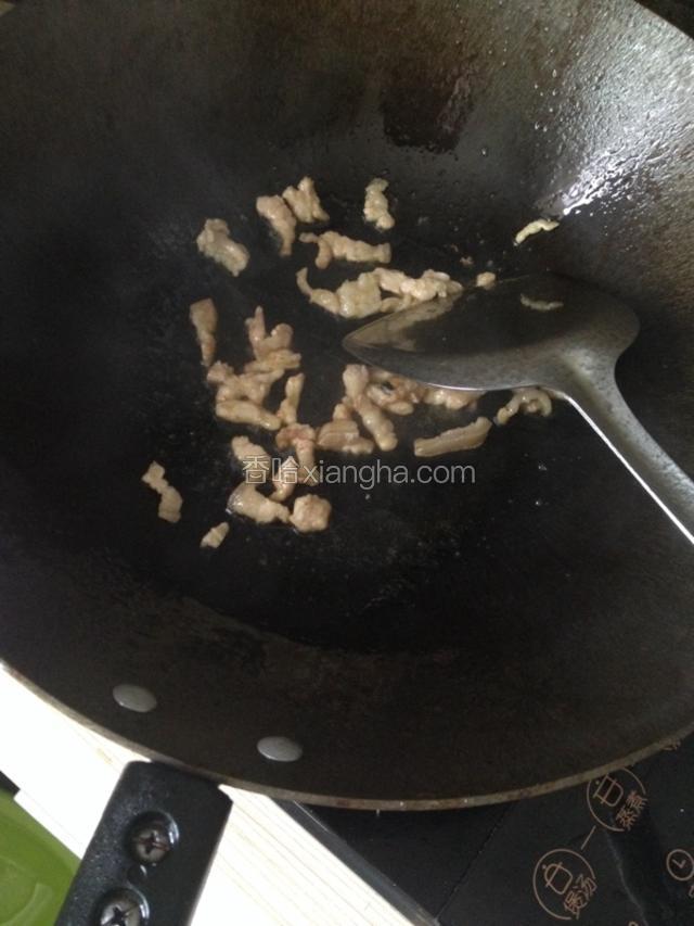 热锅放油下肉丝，用五花肉切丝最好，炒出来香