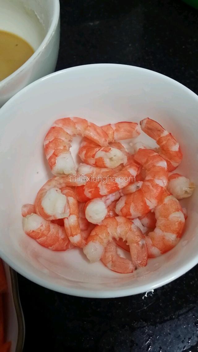 这是自己烫过去皮的虾仁，虾仁开背去虾线