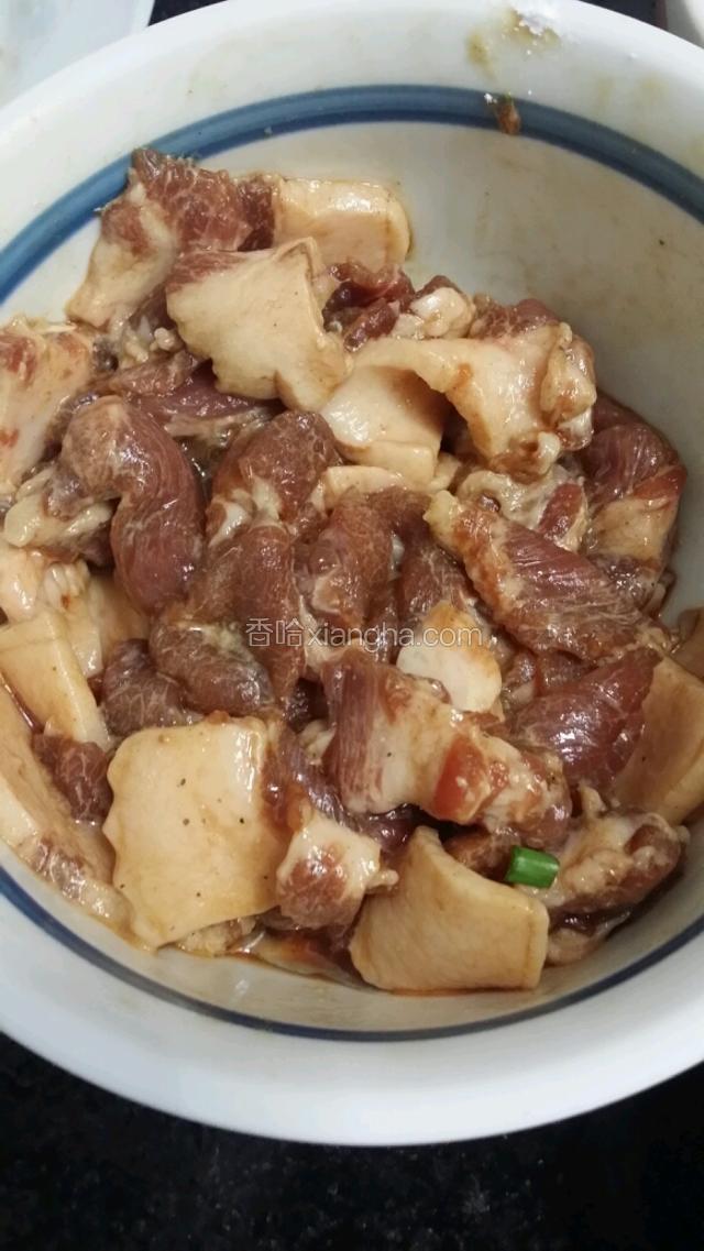 肉片加入适量盐，胡椒粉，老抽，白糖，姜粉，淀粉拌匀入味