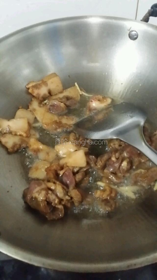 油锅放姜爆香，然后放入肉片滑炒