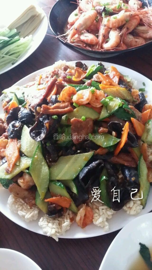 将炒好的菜浇在锅巴上就好了