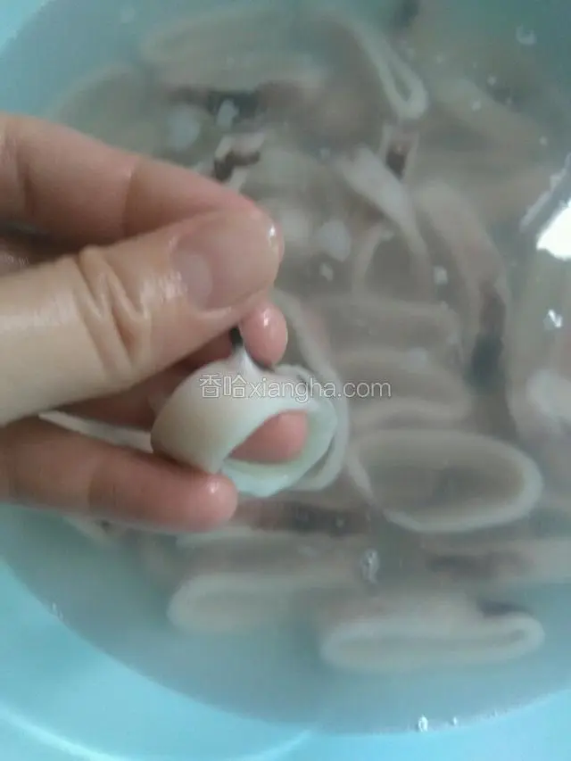 鱿鱼解冻洗净，撕去薄膜