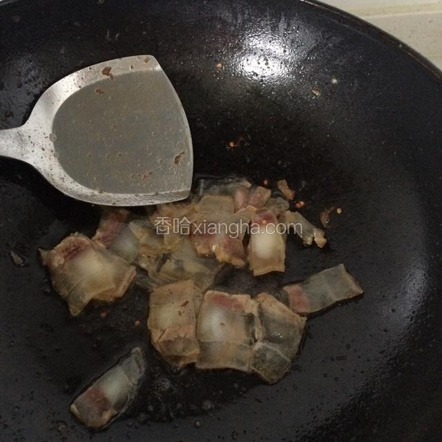 锅中加油翻炒肉片