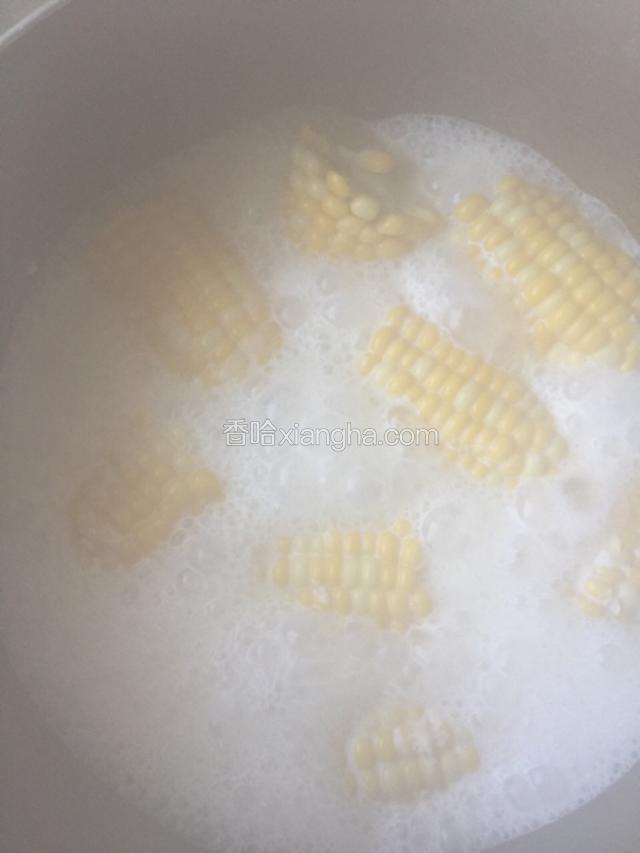 放入牛奶放入30克黄油煮